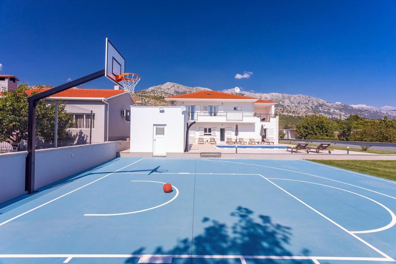 Almic With Heated Pool, 5 Bedrooms, Gaming Room, A Multi-use Playground Court *